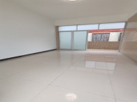 高中部附近6.5×9米，三面见光，前后8 高中部自建房