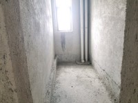 畅达龙凤山庄电梯毛坯大3房，花园小区南向 畅达龙凤山庄